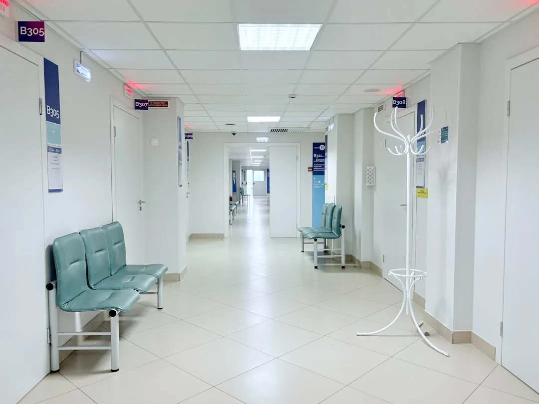 家庭与物业用簸箕垃圾桶选型指南及清洁刷搭配方案